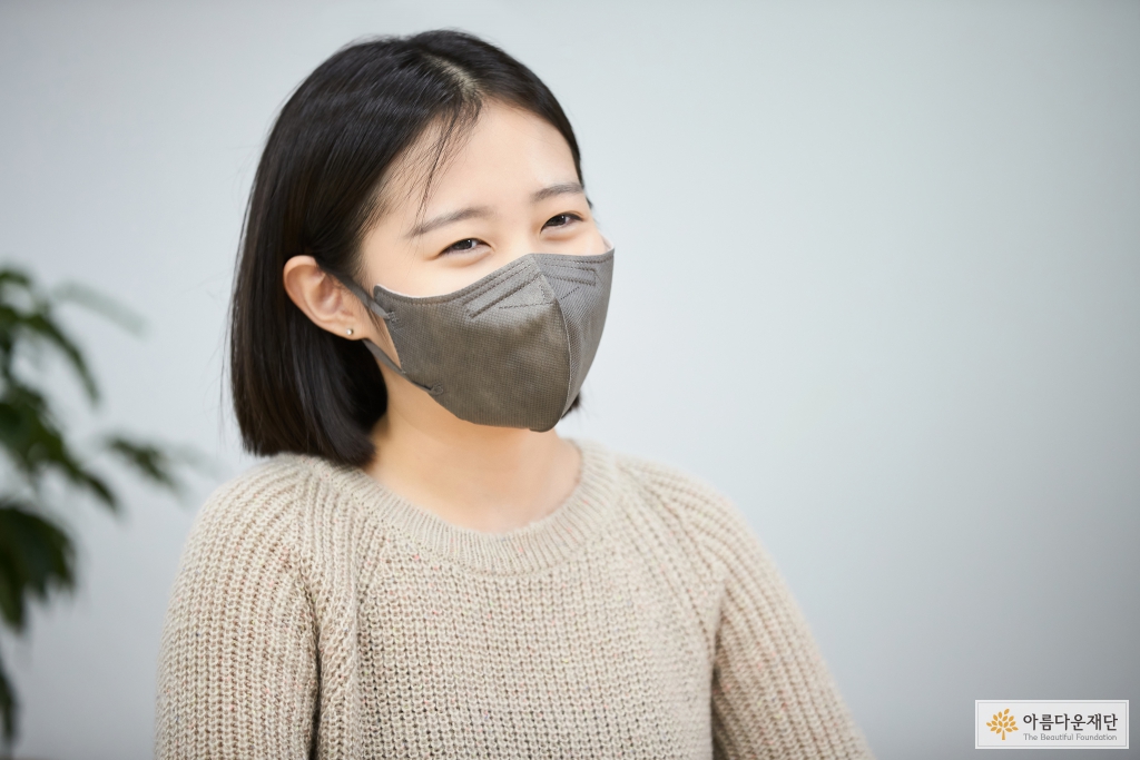 박수연 기부자가 웃고 있다