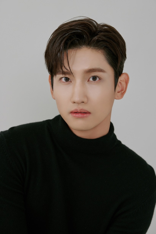 동방신기 멤버 가수 최강창민이 보호종료아동 대학생 교육비 지원을 위해 3천만 원을 아름다운재단에 기부했다