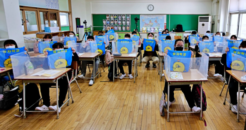 유자학교 만들기 키트를 들고 찍은 단체사진