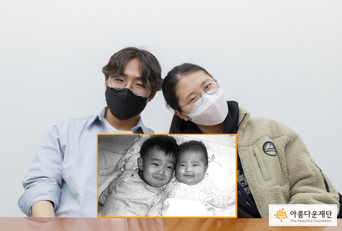 이재용, 이재희 기부자가 2005년 사진을 재연한 모습