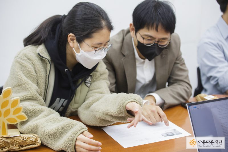2005년 사진을 보는 아빠 이영열 님, 이재희 기부자