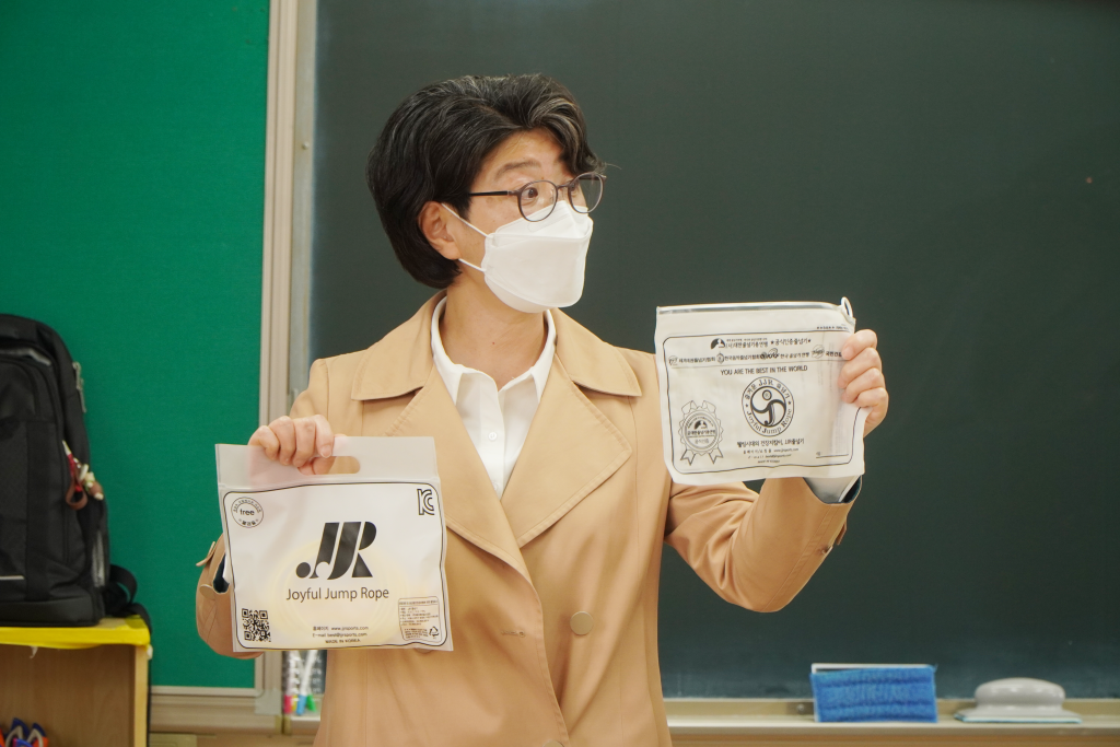 변경된 줄넘기를 소개하는 모습