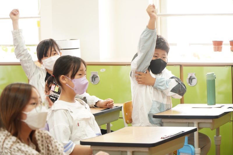 아이들이 발표를 하기 위해 손을 번쩍 들고 있다
