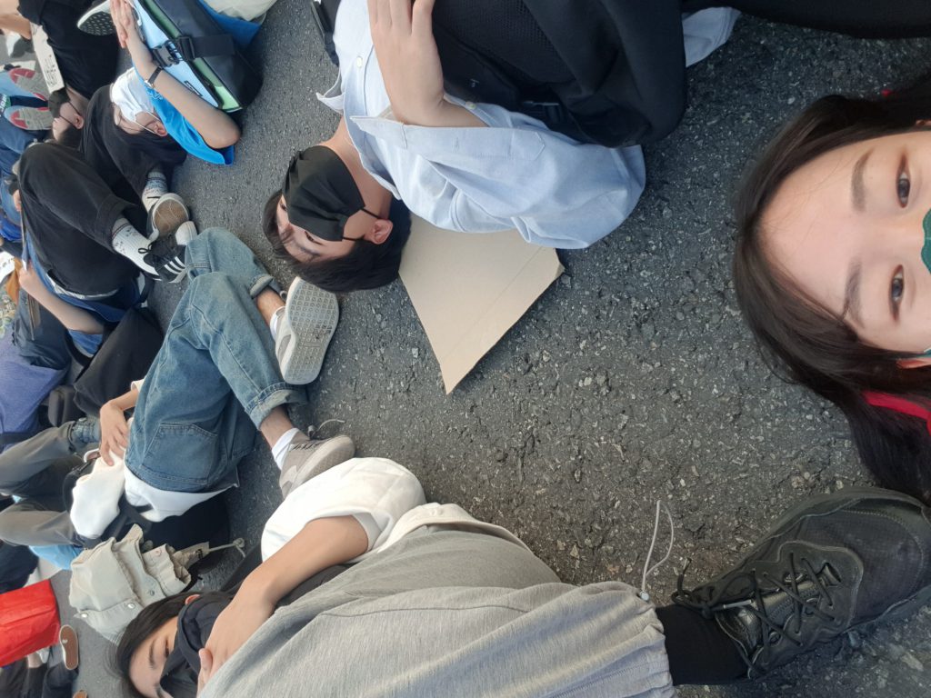 집회 중 누워있는 퍼포먼스 진행중인 청소년