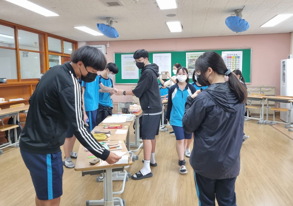 지구마켓을 통해 물품을 공유하는 청소년들