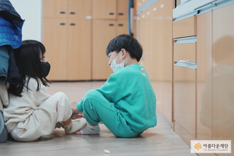 서로를 보고 있는 이른둥이 쌍둥이