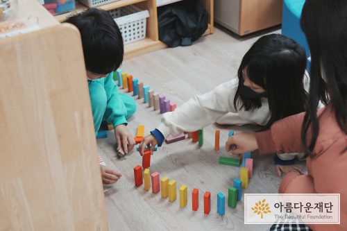 함께 놀이 중인 이른둥이 쌍둥이