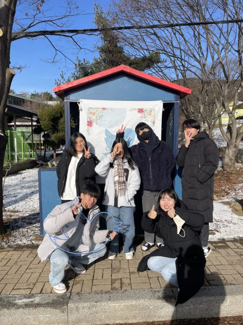 팀 파랑새 청소년이 환하게 웃고있다