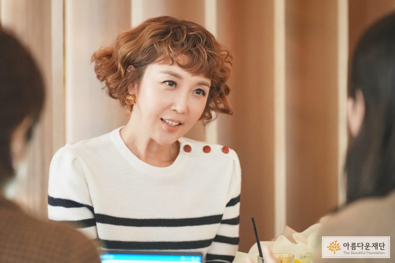 최은경 기부자가 재단 매니저들과 마주 앉아 인터뷰하는 모습