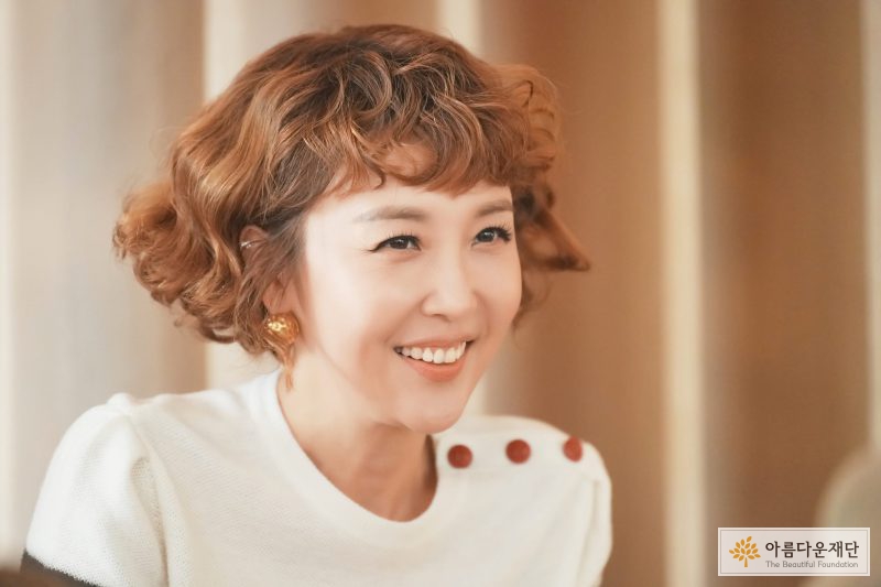 환하게 웃는 최은경 기부자 모습