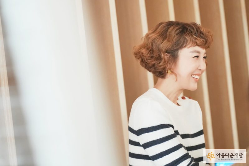 환하게 웃는 최은경 기부자 모습