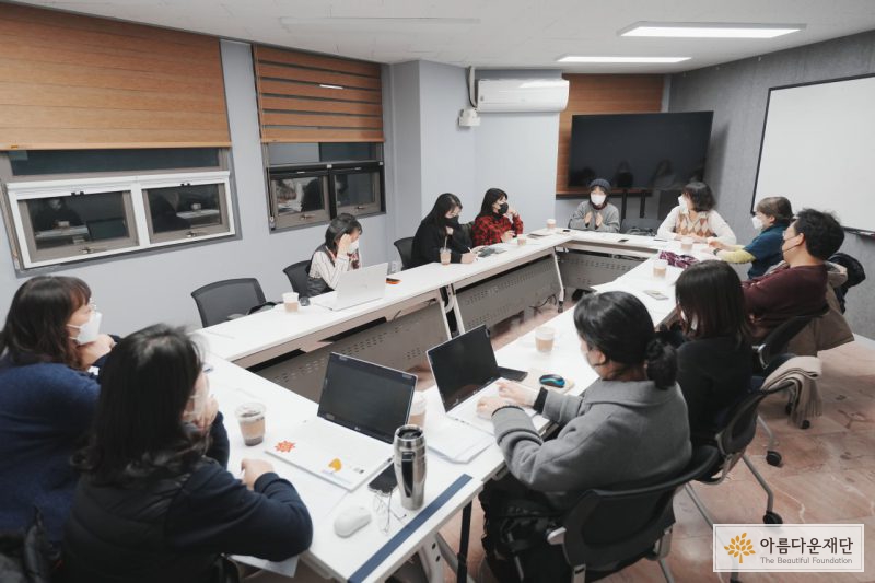 평가회의 중인 지원사업 자문위원단