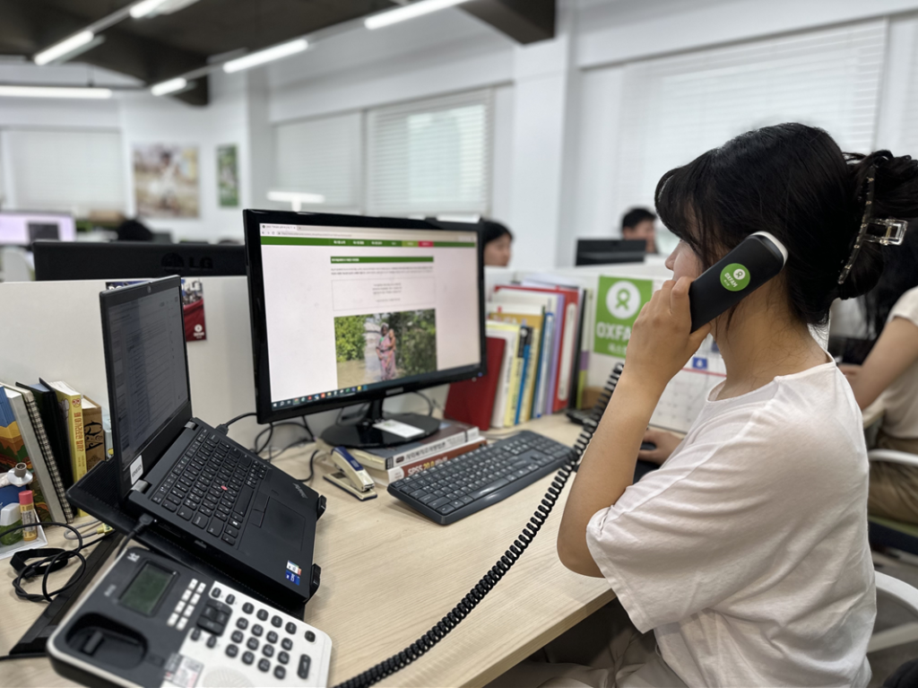 업무 관련 연락을 받고 있는 옥스팜코리아 국제협력팀 김민주 활동가 ⓒ 김민주