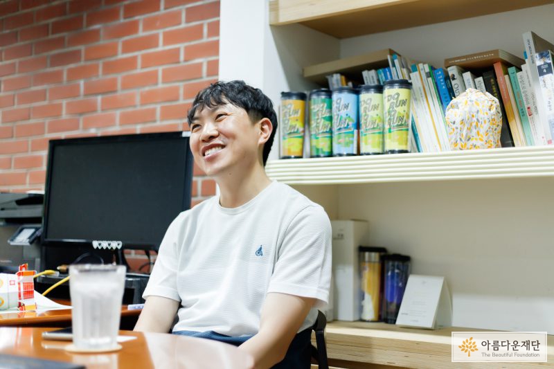 정의근 기부자가 인터뷰 질문을 듣고 웃고 있는 모습