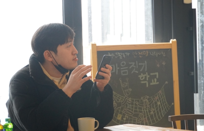동글이 오른쪽을 향해 보고있다. 뒤에는 칠판에 마음짓기학교라고 써있다.