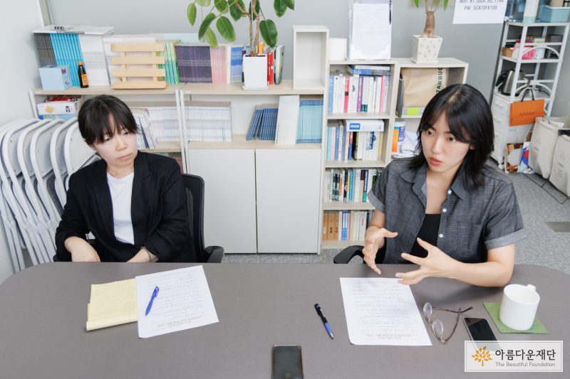 전수경 박한솔 활동가가 인터뷰 하고 있다
