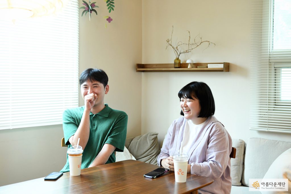 왼쪽에 초록색 티셔츠를 입은 동글활동가, 오른쪽에 옅은 보라색 후드티를 입은 토리 활동가가 앉아있다. 