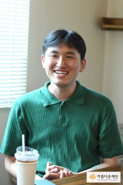 동글 활동가가 밝은 웃음을 보이고 있다. 
