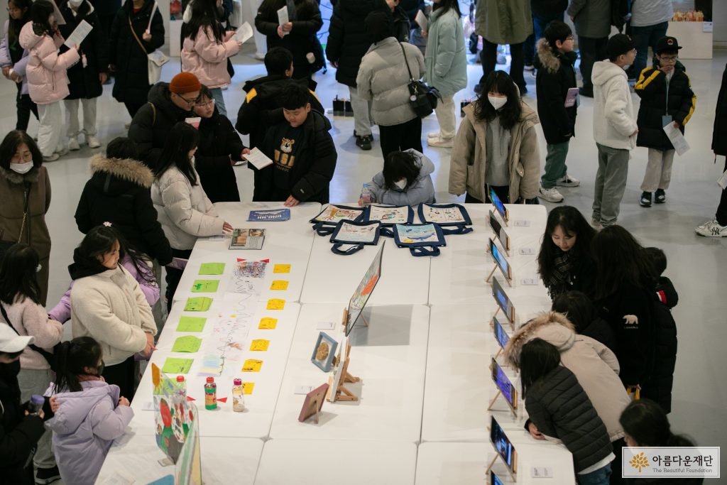 수 많은 관람객이 전시물을 살펴보고 있다