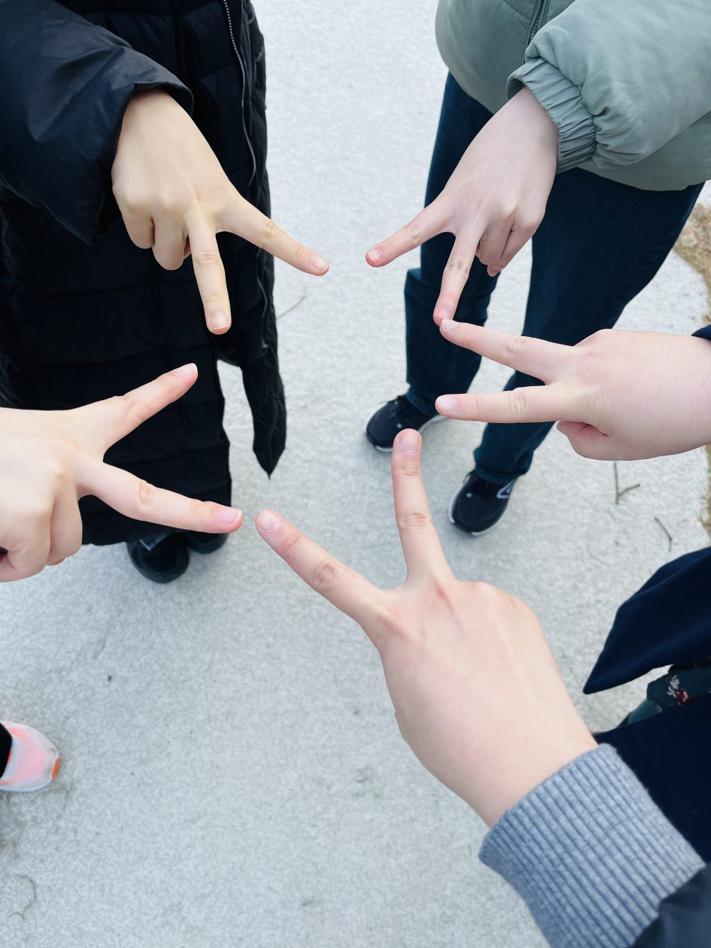 사람들이 손가락 두개씩을 펼쳐 모아 별 모양을 만들었다. 