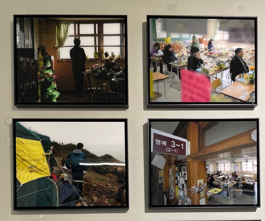 세월호 참사로 사망한 고등학생들의 졸업식이 열리는 날, 유가족들이 학교를 방문했다