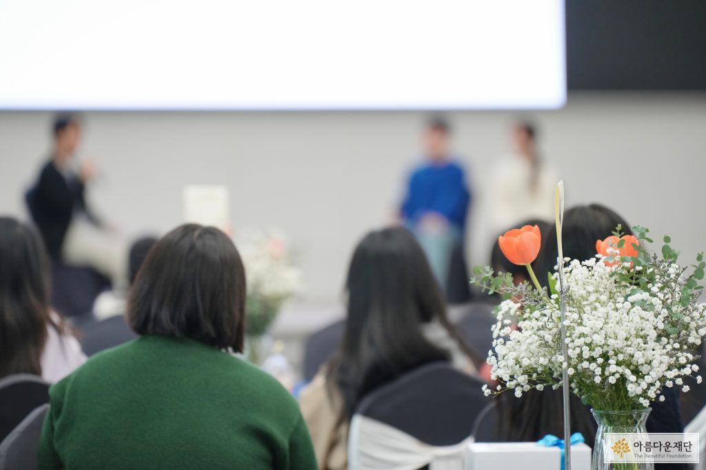 선배장학생(길잡이) 이야기를 듣고 있는 장학생들의 모습