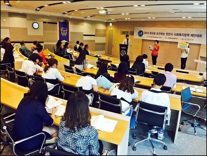 <정책제안대회에서 직접 발표하는 최명선 씨>