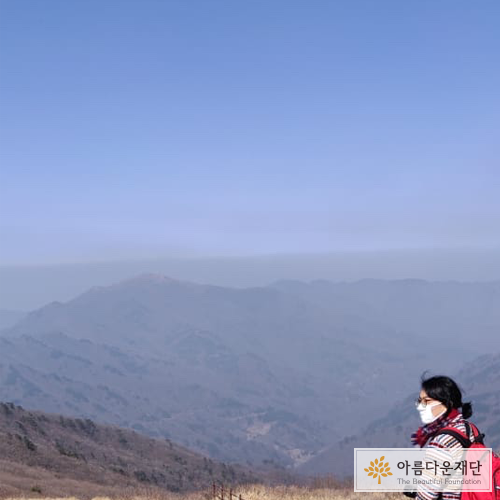 지리산 천왕봉 아래서 내려다 본 지리산 자락. 안개와 미세먼지에 쌓여 뿌옇게 보이는 풍경을 글쓴이가 바라보고 있다