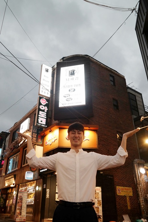 박영수 기부자가 활짝 웃고 있다