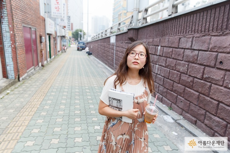 마송은 작가는 사람들이 한 번쯤 다른 시각에서 생각하길 바라는 마음에서 이번 영상을 제작했다