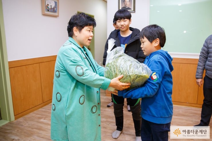 배추 나눔을 하는 살레시오방화동나눔의집 대표 소년