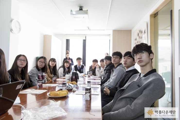 기부금을 전달하기 위해 아름다운재단에 방문한 영동일고 광고동아리 학생들. 회의실에서 이야기를 나누는 모습