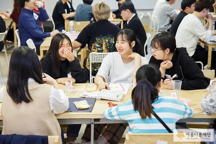 어색함은 잠시이내 자연스럽게 대화를 이어가는 모습