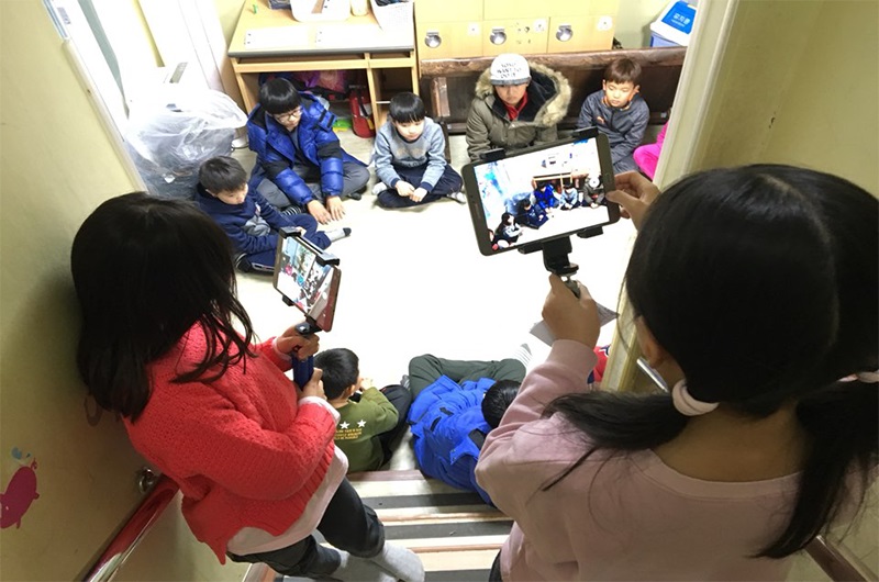 영상 촬영하고 있는 아이들