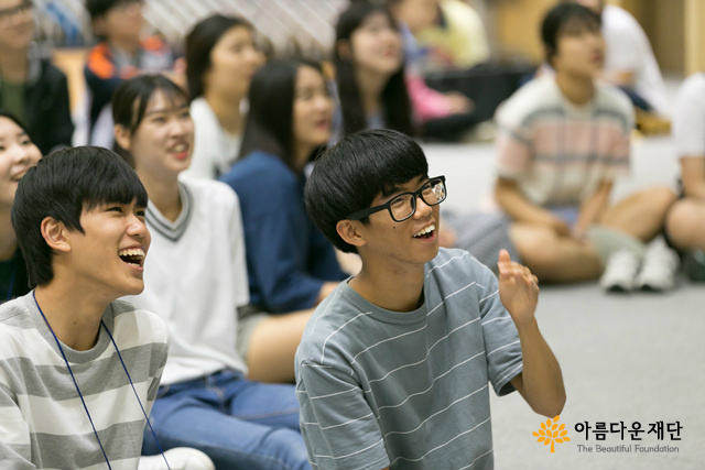 두 남자 소년이 활짝 웃고 있다