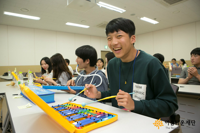 실로폰을 연주하며 활짝 웃는 소년