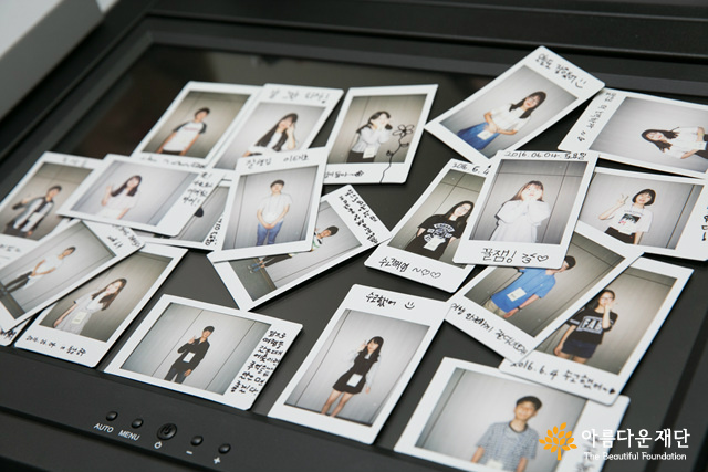한 사람 한 사람 찍은 폴라로이드 사진