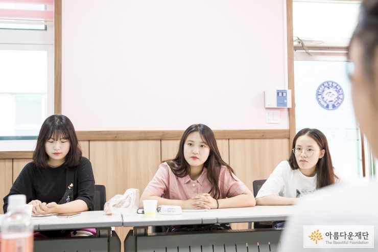 이야기를 나누는 모습