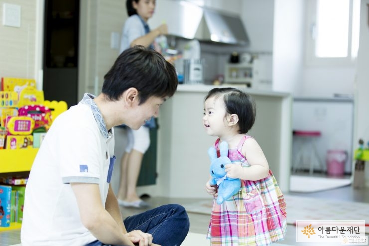 아빠와 눈맞춤을 하고 있는 아이
