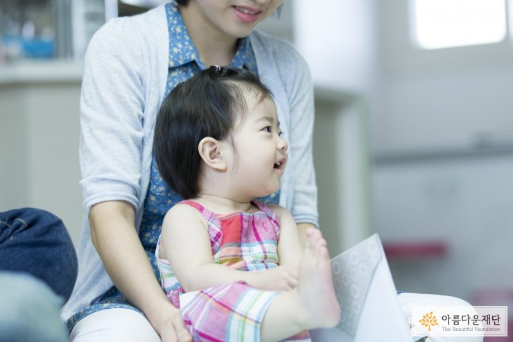 엄마 무릎에 앉아있는 아이