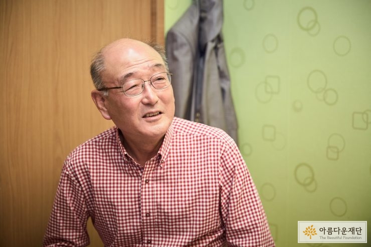식사자리에서 웃으며 이야기 하시는 모습