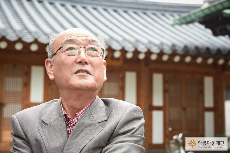 옛 기억을 회상하시는 듯한 기부자님