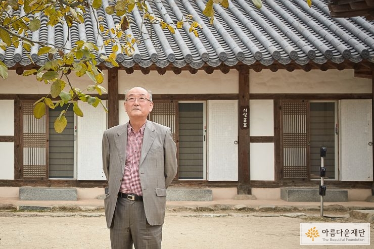 나무 옆에 서서 자연스러운 포즈