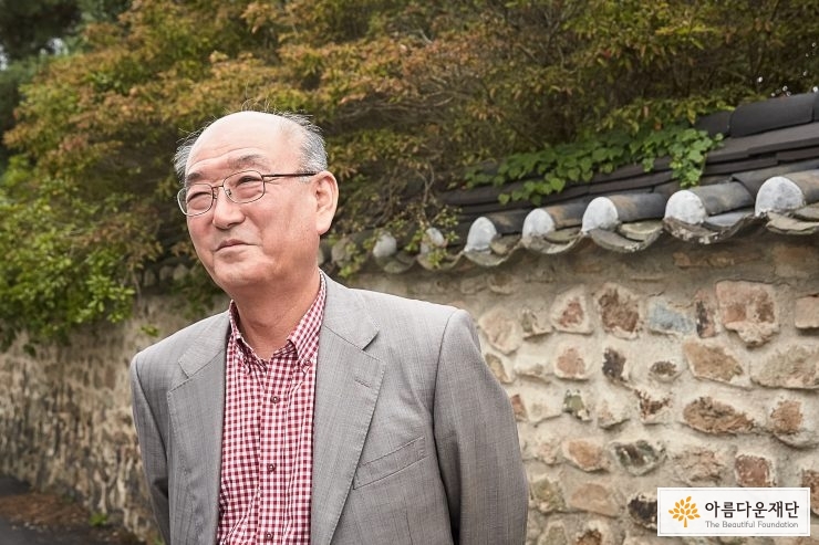 촬영에 쑥스러운 듯 웃으시는 기부자님