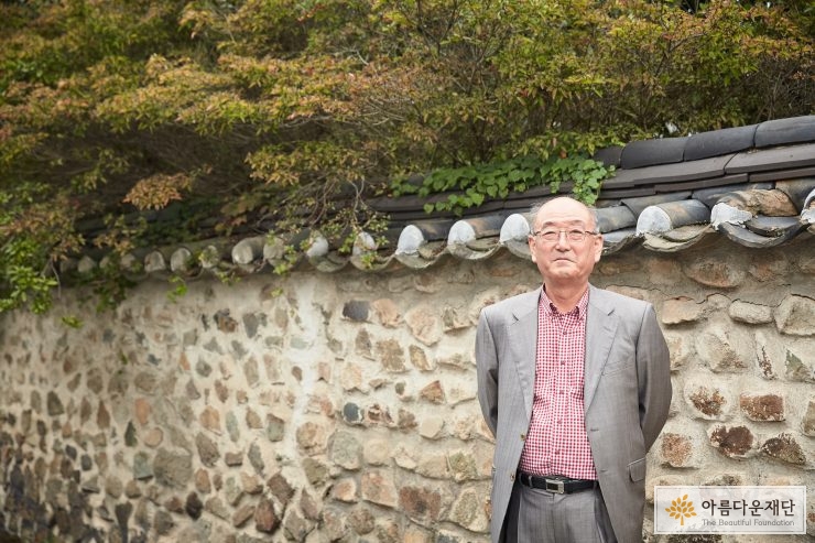 근사한 돌담 앞에 서 계신 기부자님