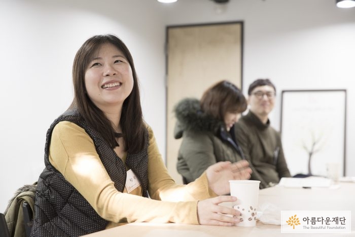 행사에 참여한 기부자님이 환한 표정으로 웃고 있다