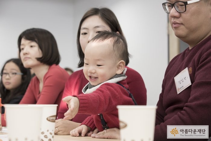 돌기념 나눔에 참여한 가족이 아이와 함께 행사에 참여했다