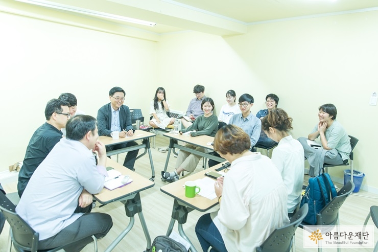 딱딱하지 않게 이야기를 나누는 별별랩 간담회 모습