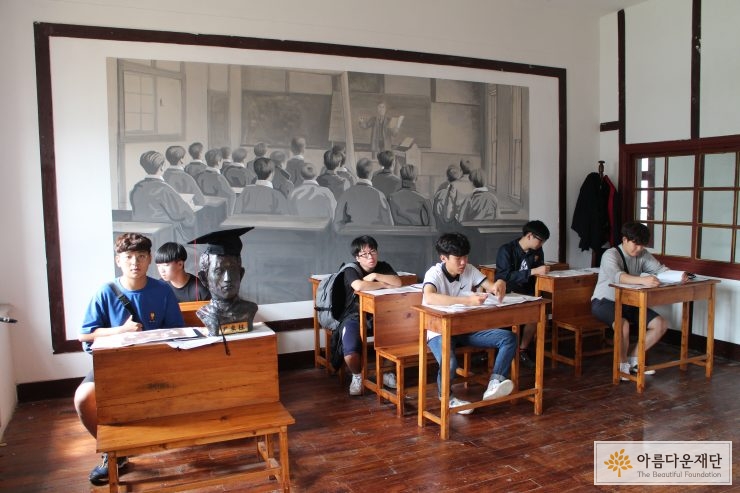 윤동주시인이 수업을 받던 용정중학교 교실에서