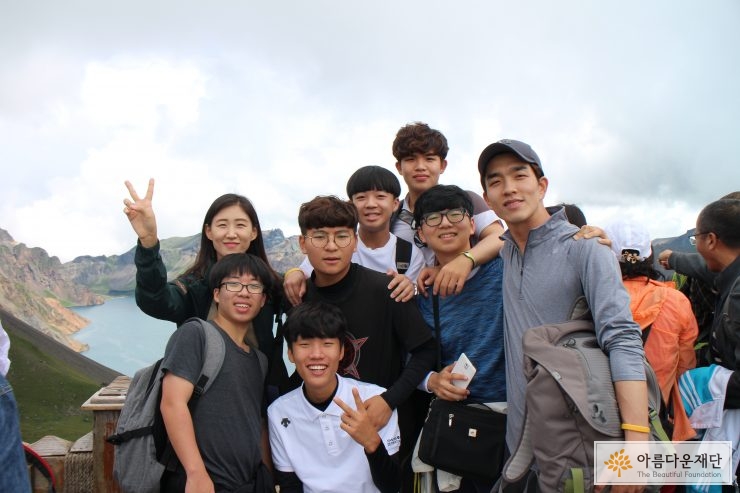 백두산 천지 앞에서 단체사진